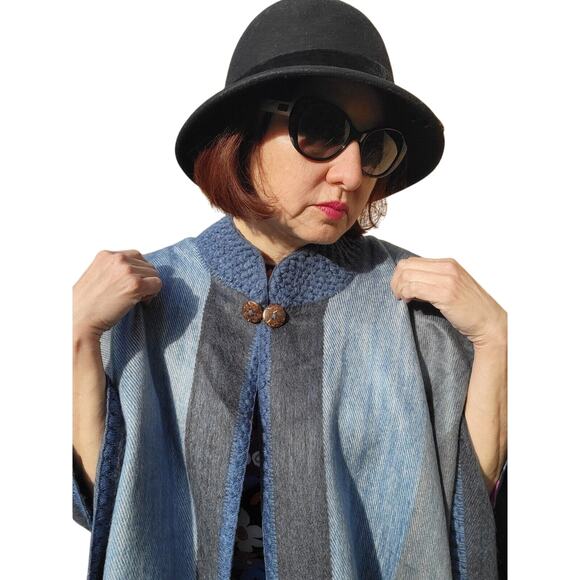 New Baby Alpaca wool unisex Periwinkle cape hand made in the Andes - Picture 4 of 4